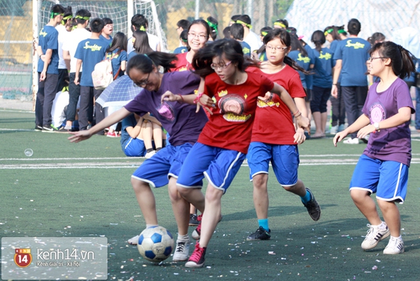 Buổi hoán đổi trên sân cỏ của các nữ cầu thủ và nam cheerdance Chu Văn An 12