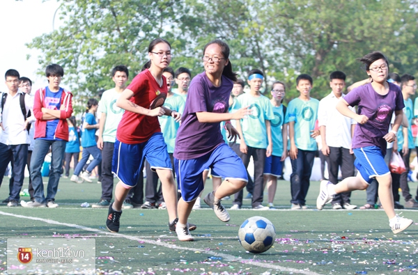 Buổi hoán đổi trên sân cỏ của các nữ cầu thủ và nam cheerdance Chu Văn An 13