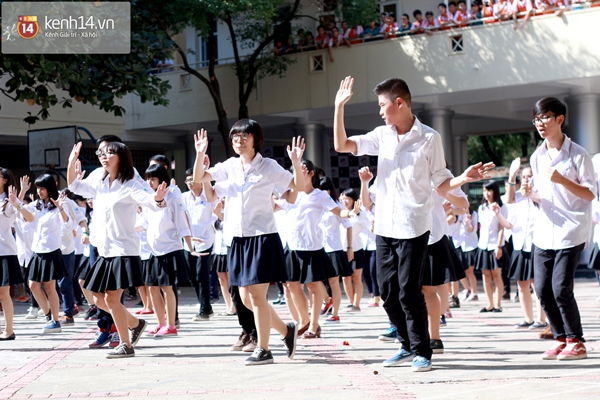 Thầy cô bất ngờ với màn flashmob của teen Nguyễn Tất Thành 7