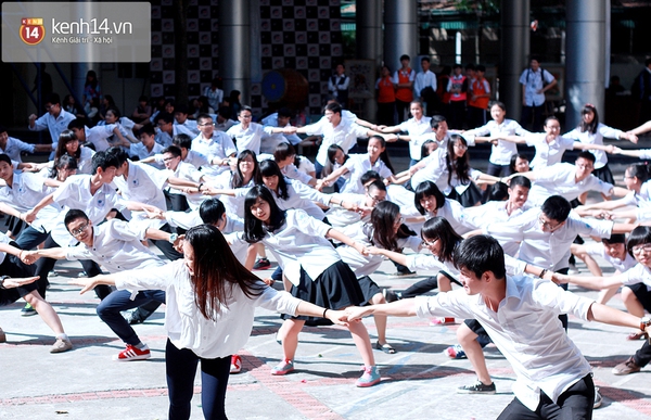 Thầy cô bất ngờ với màn flashmob của teen Nguyễn Tất Thành 8