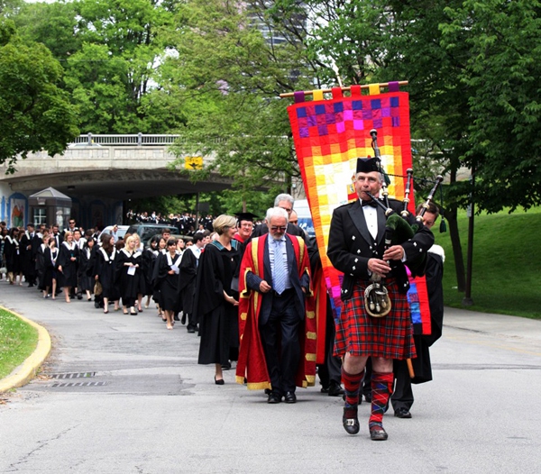 L&acirc;m Ch&iacute; Linh v&agrave; ng&ocirc;i trường Toronto danh tiếng 12