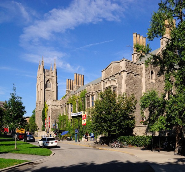 L&acirc;m Ch&iacute; Linh v&agrave; ng&ocirc;i trường Toronto danh tiếng 5