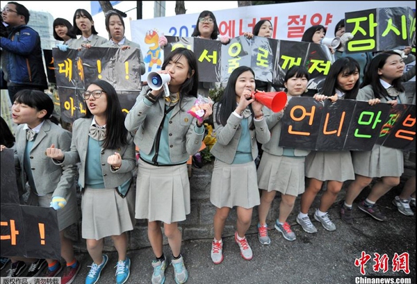 Giới trẻ Hàn Quốc lập đội hát cổ vũ thí sinh thi Đại học 7