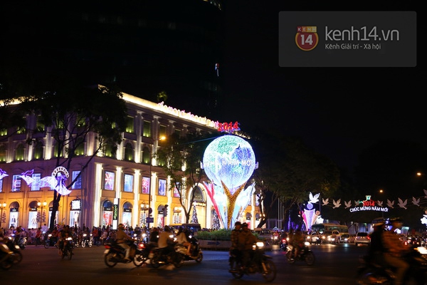 Ngắm Sài Gòn lộng lẫy trước mùa Giáng sinh và Năm mới 2014 2