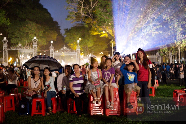 Người Sài Gòn đổ xô đi xem trình diễn ánh sáng 3D tại Dinh Thống Nhất 15