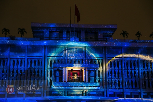Người Sài Gòn đổ xô đi xem trình diễn ánh sáng 3D tại Dinh Thống Nhất 10