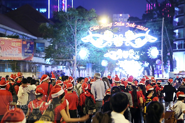 Kh&ocirc;ng kh&iacute; Gi&aacute;ng sinh si&ecirc;u nhộn nhịp tại trung t&acirc;m H&agrave; Nội - S&agrave;i G&ograve;n. 29
