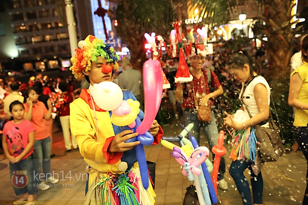 Kh&ocirc;ng kh&iacute; Gi&aacute;ng sinh si&ecirc;u nhộn nhịp tại trung t&acirc;m H&agrave; Nội - S&agrave;i G&ograve;n. 34