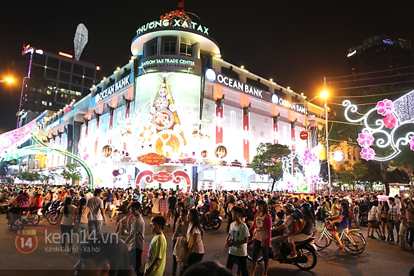 Kh&ocirc;ng kh&iacute; Gi&aacute;ng sinh si&ecirc;u nhộn nhịp tại trung t&acirc;m H&agrave; Nội - S&agrave;i G&ograve;n. 37