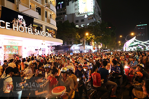 Kh&ocirc;ng kh&iacute; Gi&aacute;ng sinh si&ecirc;u nhộn nhịp tại trung t&acirc;m H&agrave; Nội - S&agrave;i G&ograve;n. 42