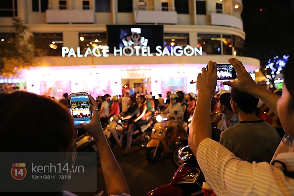 Kh&ocirc;ng kh&iacute; Gi&aacute;ng sinh si&ecirc;u nhộn nhịp tại trung t&acirc;m H&agrave; Nội - S&agrave;i G&ograve;n. 43