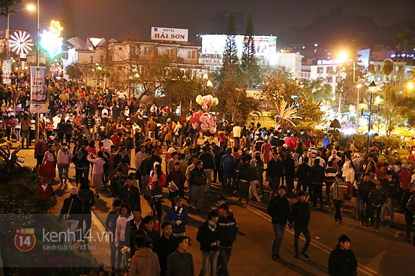 "Biển người" đổ về Đà Lạt tham dự Festival hoa năm 2013 17