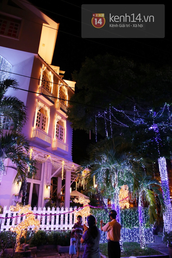 Xuống "phố nhà giàu" ở Sài Gòn xem biệt thự trang trí Noel gần trăm triệu 12