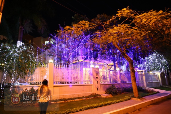 Xuống "phố nhà giàu" ở Sài Gòn xem biệt thự trang trí Noel gần trăm triệu 16