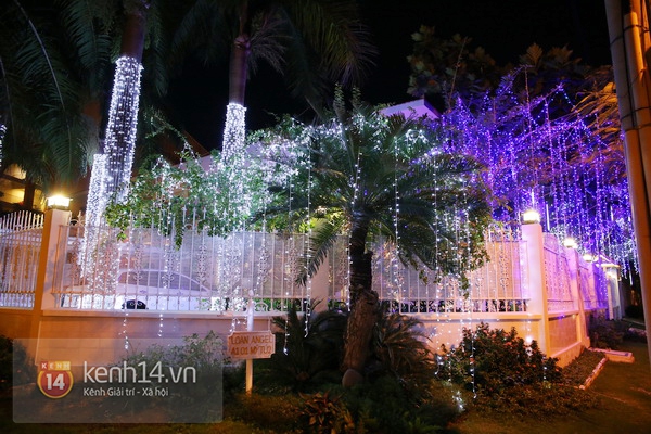 Xuống "phố nhà giàu" ở Sài Gòn xem biệt thự trang trí Noel gần trăm triệu 17
