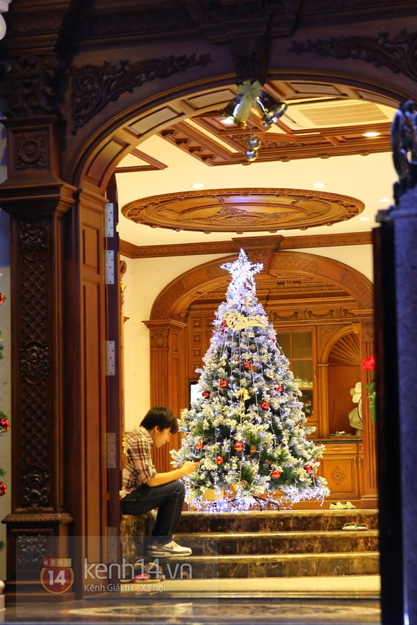 Xuống "phố nhà giàu" ở Sài Gòn xem biệt thự trang trí Noel gần trăm triệu 19