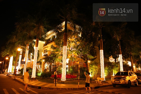 Xuống "phố nhà giàu" ở Sài Gòn xem biệt thự trang trí Noel gần trăm triệu 23
