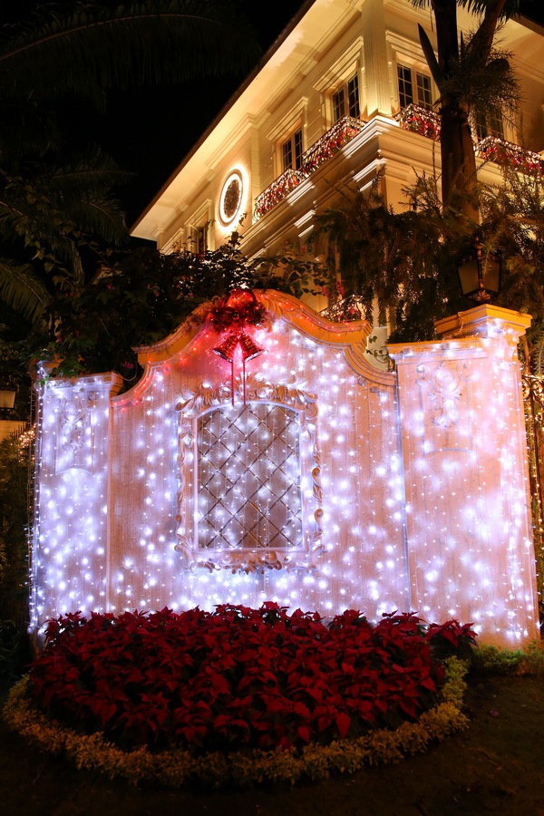 Xuống "phố nhà giàu" ở Sài Gòn xem biệt thự trang trí Noel gần trăm triệu 25