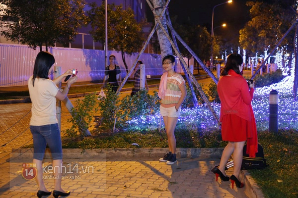 Sài Gòn: Ngỡ ngàng ngắm công viên sáng rực trong đêm với nửa triệu bóng đèn Led 27