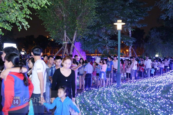 Sài Gòn: Ngỡ ngàng ngắm công viên sáng rực trong đêm với nửa triệu bóng đèn Led 22