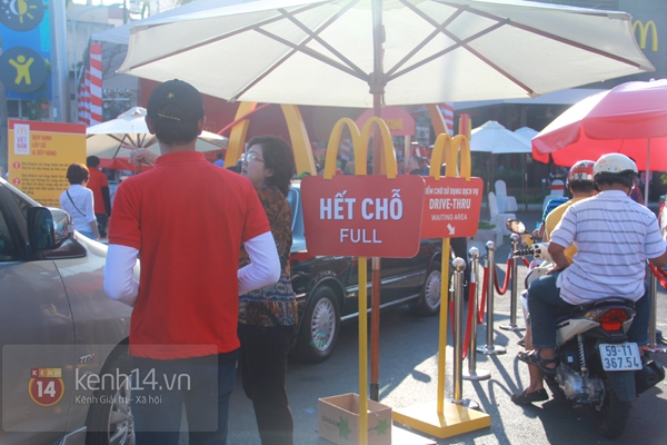 Giới trẻ vẫn hào hứng xếp hàng dài để thưởng thức Mc Donald's 1