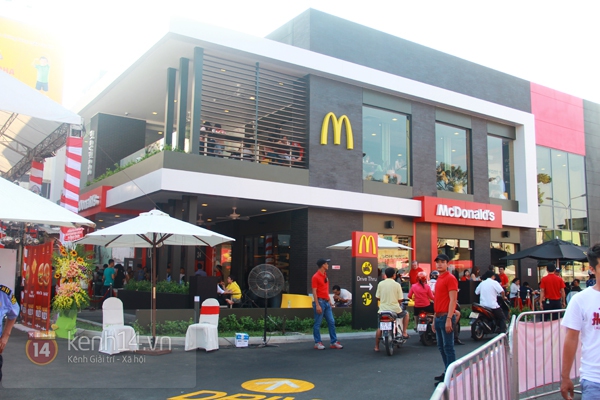 Giới trẻ vẫn hào hứng xếp hàng dài để thưởng thức Mc Donald's 5