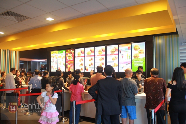 Giới trẻ vẫn hào hứng xếp hàng dài để thưởng thức Mc Donald's 7