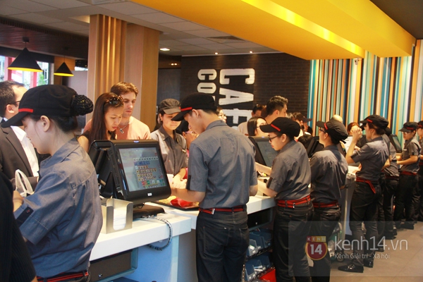 Giới trẻ vẫn hào hứng xếp hàng dài để thưởng thức Mc Donald's 8