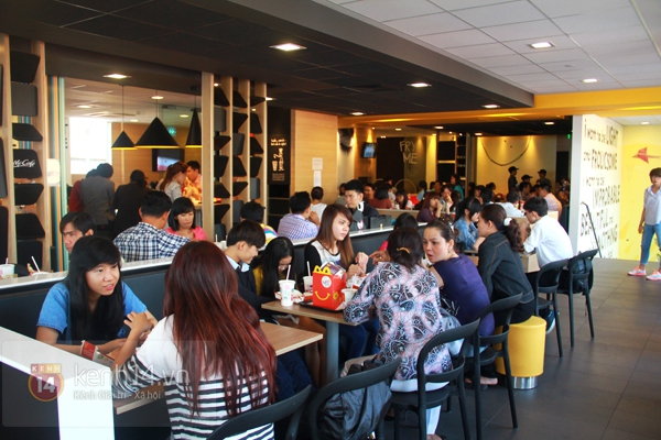 Giới trẻ vẫn hào hứng xếp hàng dài để thưởng thức Mc Donald's 16