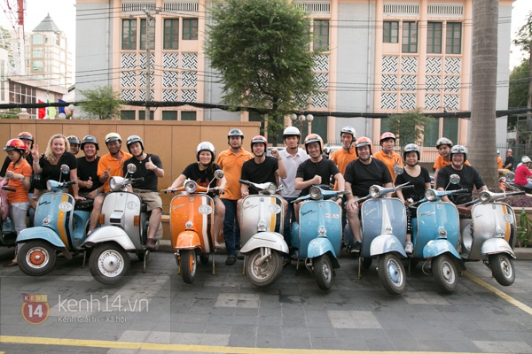 "Binh đo&agrave;n" Vespa nổi tiếng với kh&aacute;ch T&acirc;y ở S&agrave;i G&ograve;n 2