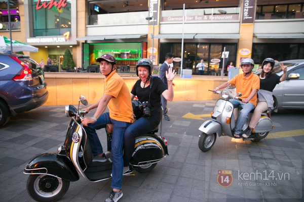 "Binh đo&agrave;n" Vespa nổi tiếng với kh&aacute;ch T&acirc;y ở S&agrave;i G&ograve;n 10