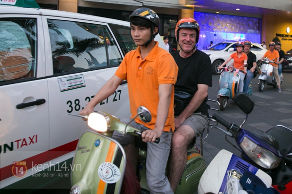 "Binh đo&agrave;n" Vespa nổi tiếng với kh&aacute;ch T&acirc;y ở S&agrave;i G&ograve;n 11