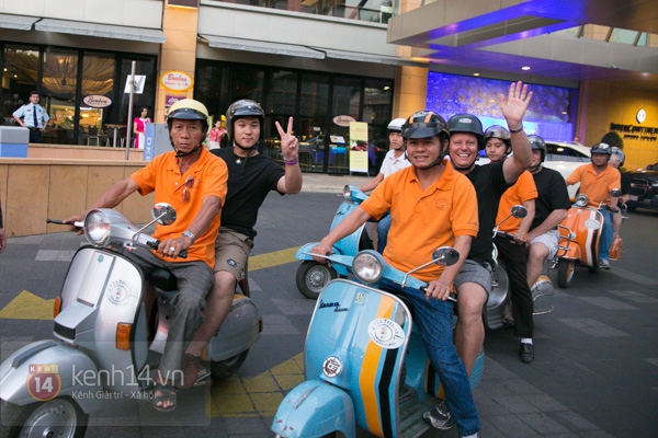 "Binh đo&agrave;n" Vespa nổi tiếng với kh&aacute;ch T&acirc;y ở S&agrave;i G&ograve;n 13