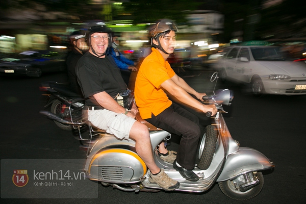 "Binh đo&agrave;n" Vespa nổi tiếng với kh&aacute;ch T&acirc;y ở S&agrave;i G&ograve;n 20