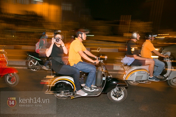 "Binh đo&agrave;n" Vespa nổi tiếng với kh&aacute;ch T&acirc;y ở S&agrave;i G&ograve;n 27