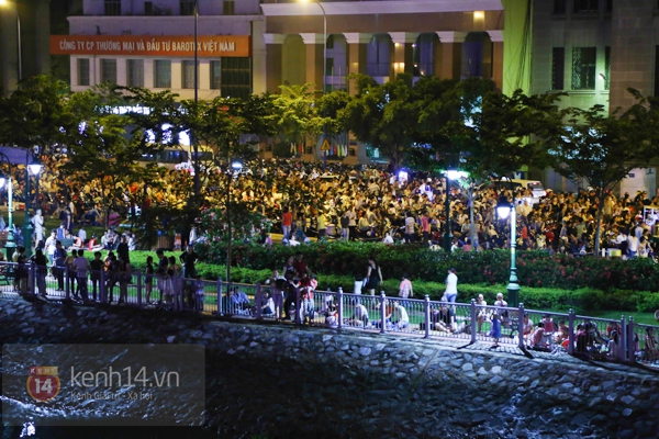 Sài Gòn: "Biển" người mãn nhãn với màn pháo hoa hoành tráng tối 30/4 9