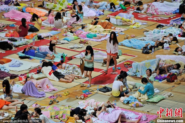 Gần 600 sinh viên nằm rải rác trên sàn nhà thể chất để tránh nóng 2