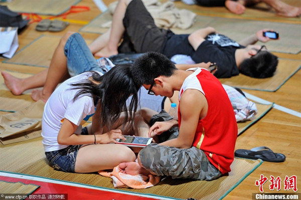 Gần 600 sinh viên nằm rải rác trên sàn nhà thể chất để tránh nóng 3