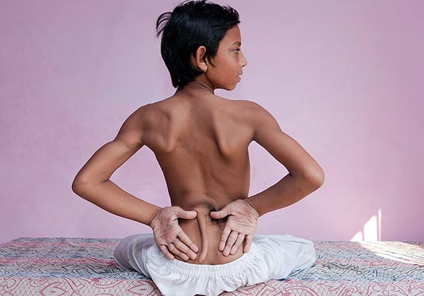 Cậu b&eacute; c&oacute; đu&ocirc;i ở Ấn Độ được t&ocirc;n s&ugrave;ng như vị Thần 1