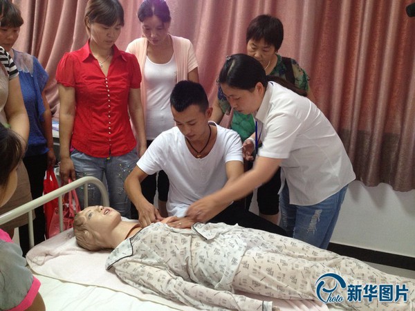 Ch&agrave;ng trai trẻ l&agrave;m nghề... m&aacute;t-xa ngực b&agrave; đẻ 2