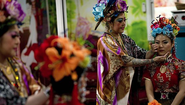 Những phương ph&aacute;p ho&agrave;n thiện sắc đẹp kh&oacute; tin nhất kiểu ch&acirc;u &Aacute; 1