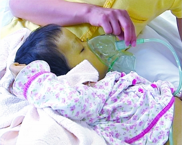 Trung Quốc: B&eacute; g&aacute;i 4 tuổi c&oacute; l&agrave;n da m&agrave;u xanh l&aacute; 1