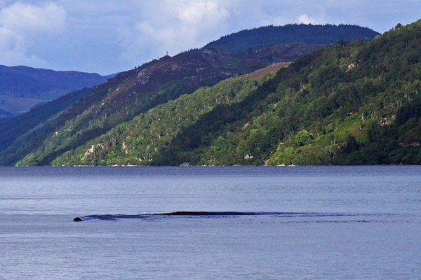 Bắt gặp vật thể khổng lồ di chuyển trên hồ Loch Ness huyền thoại 1
