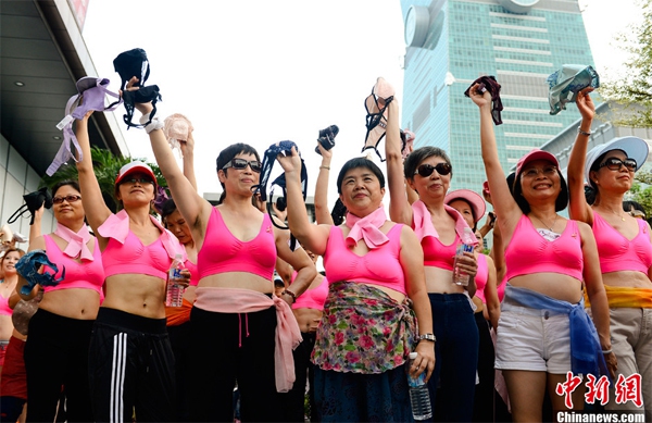 Nam thanh nữ tú tự tin mặc áo lót hồng chạy bộ trên đường 6