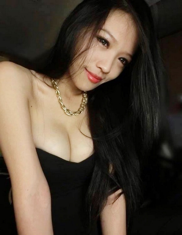 Cô gái xinh đẹp gây sốt với màn múa ngực siêu hot 1