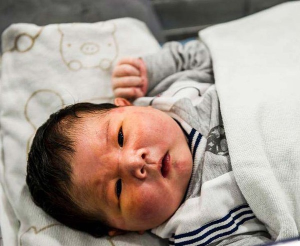 Trung Quốc: Bé sơ sinh khổng lồ nặng 7,1kg 1