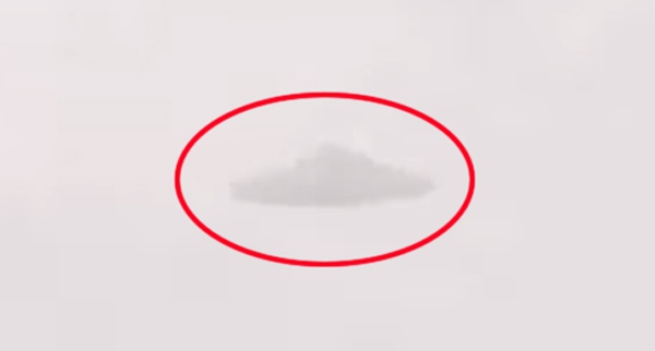 UFO xuất hiện mập mờ sau đám mây lớn ở Mỹ 1