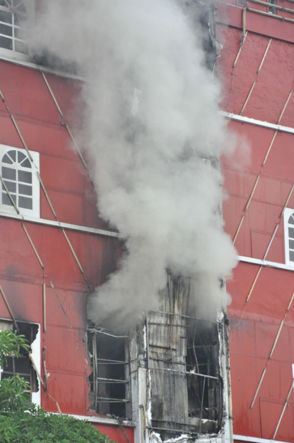 Chùm ảnh: Lửa bốc cháy dữ dội tại quán karaoke ở Hà Nội  4