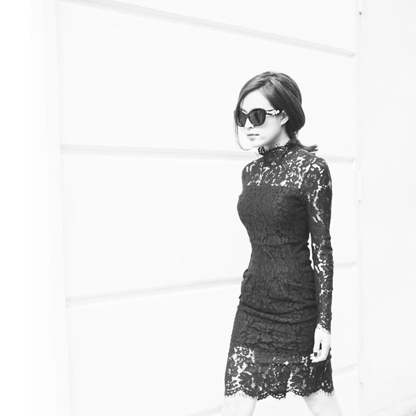 Sắc đen bao tr&ugrave;m street style tuần qua của sao Việt & thế giới 3