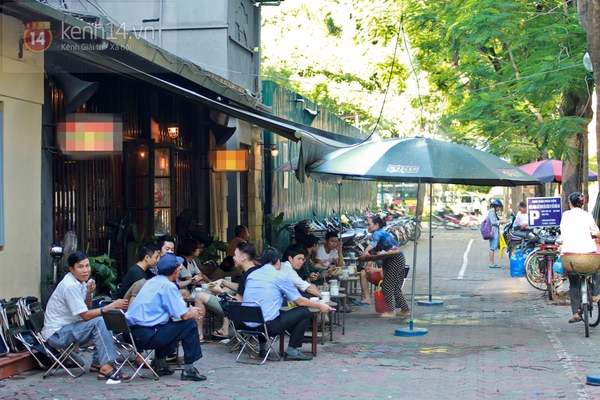 Khám phá sức quyền rũ của cafe vỉa hè trên phố Hà Nội 4